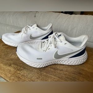 Nike Revolution Men’s Size 10.5 White & Navy. Barely worn